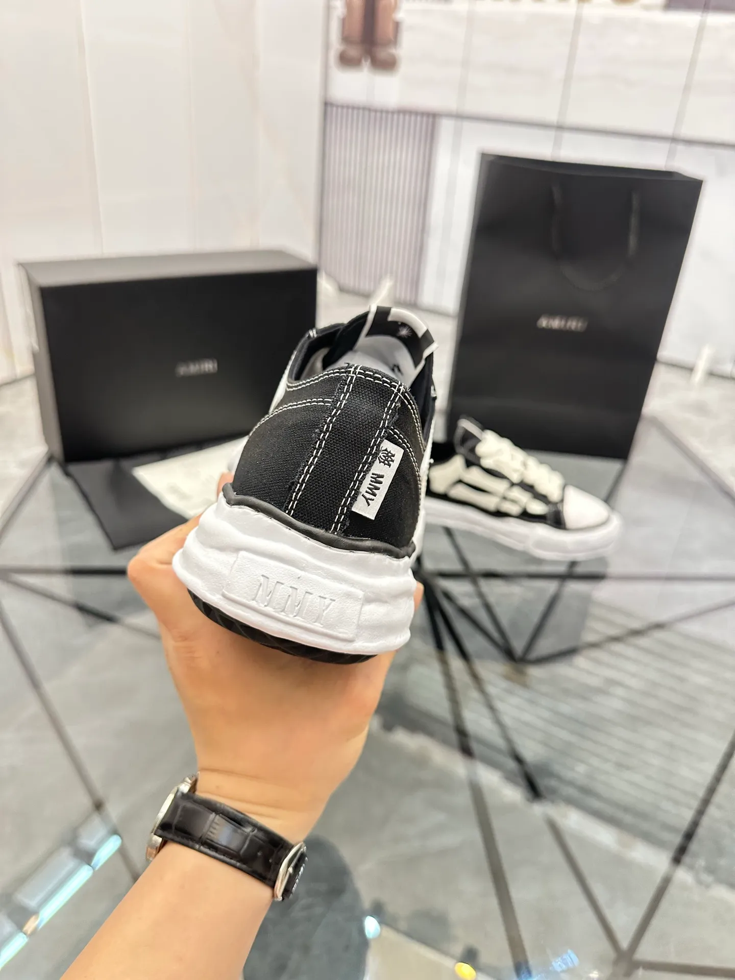 Men's shoes: 💰P520¥ High-end quality Product trademark: AMIRI* "Emil*" low-top casual shoes Regular size: 39-45 (can be customized to 46) Product materials: Upper imported original fabric spliced ​​cowhide, breathable lining, original outsole. Number: 525